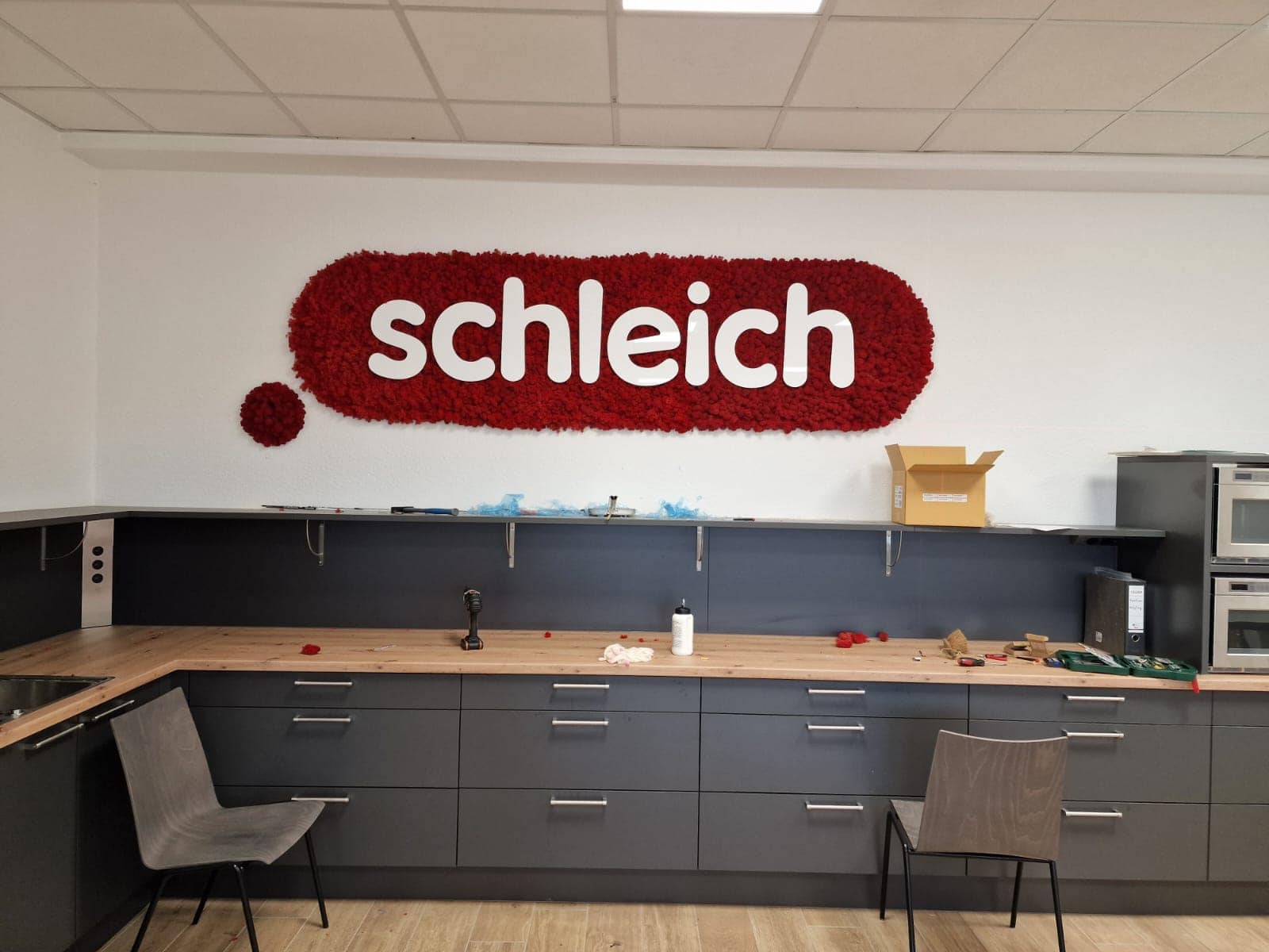Schleich Logo aus Moos